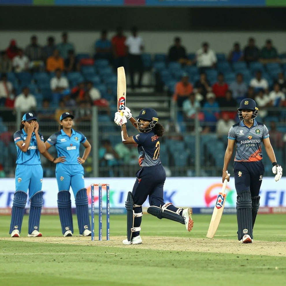 The Low Block You Can Hear in an Empty Dubai Stadium: The Architecture of T20's Overs 7–15